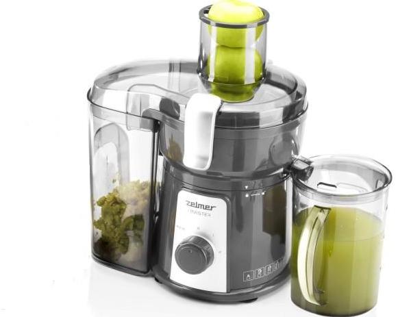  Поставяне на цели ябълки в сокоизстисквачка