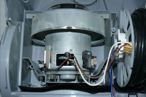  Свържете проводниците към мотора на прахосмукачката