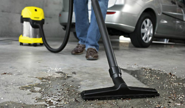  Съберете течност с прахосмукачка.