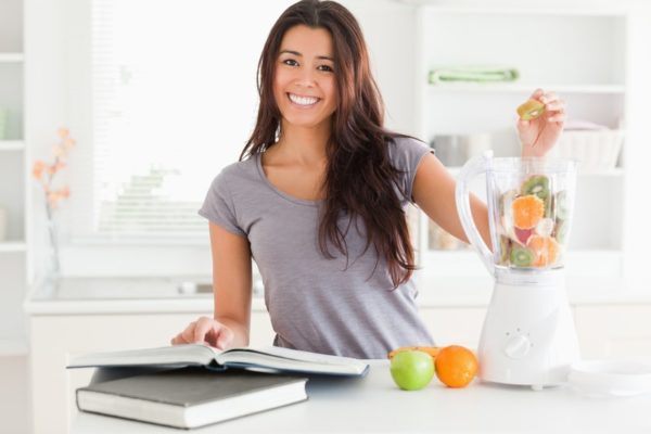  Момиче и стационарен смесител