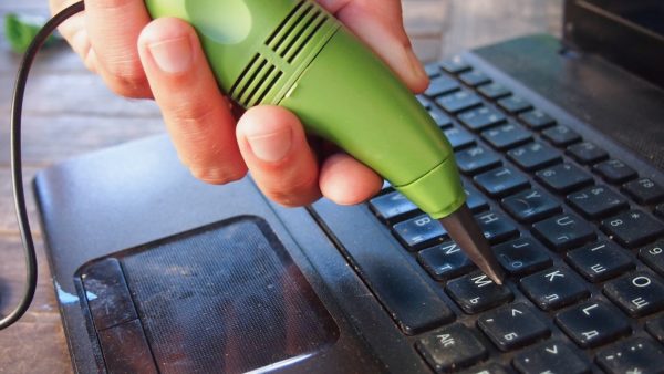  Вакуумно почистване на клавиатурата