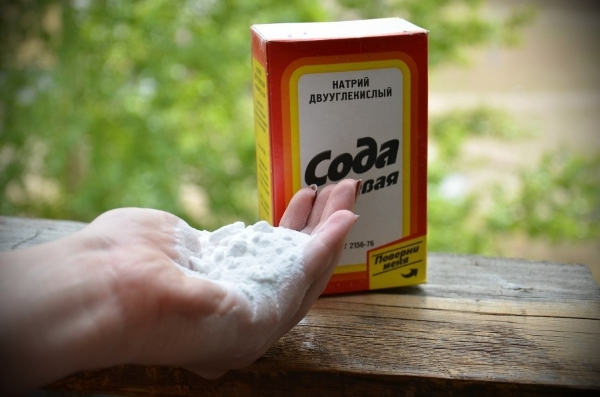  Елиминирайте миризмата в хладилника с помощта на сода за печене