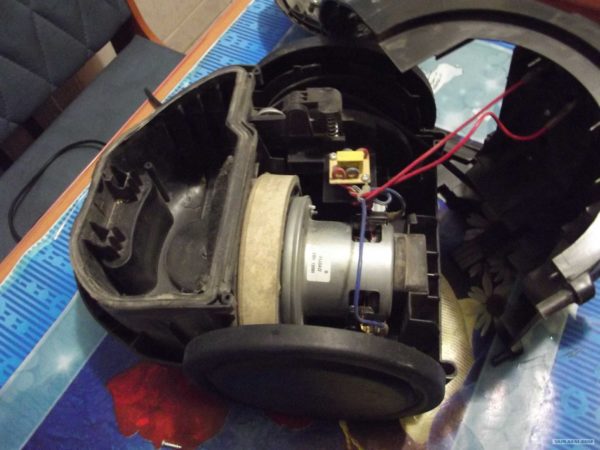  Разглобена прахосмукачка