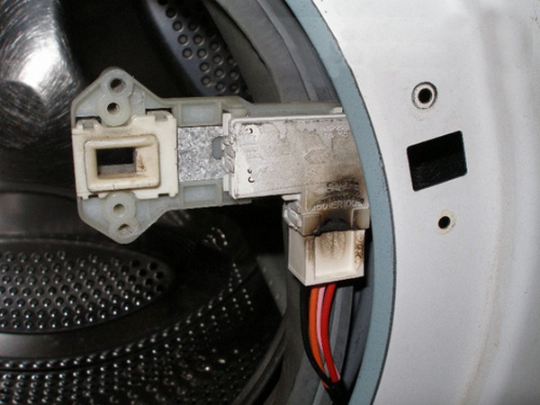  Пералната машина е заключена