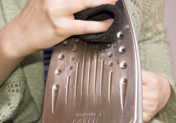  Почиствайте ютията с мека кърпа