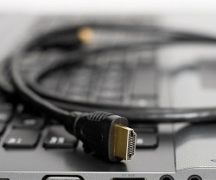  Лаптоп и кабел