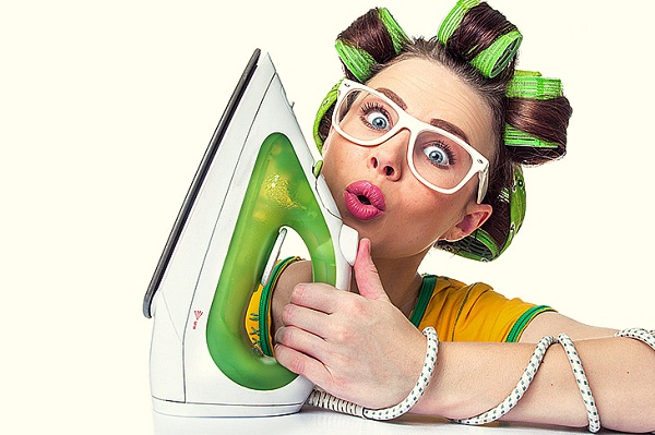  Момиче със зелена ютия