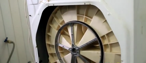  Теглич, задвижващ ремък и двигател