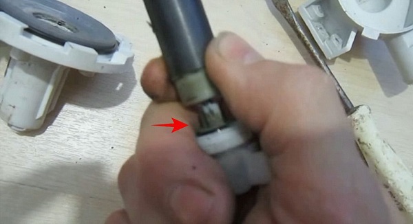  Поставя се в долната част на корпуса