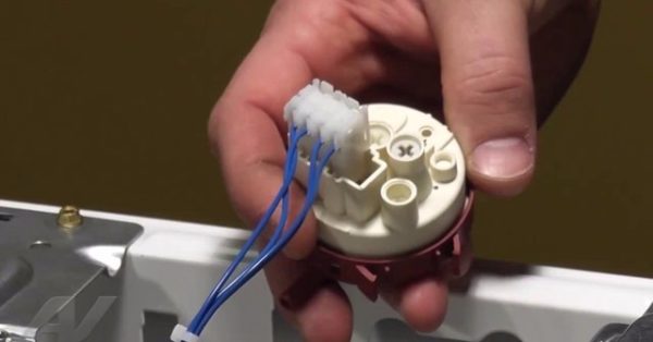  Превключвател за налягане, измерващ обема на водата в барабана