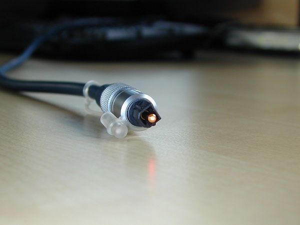  Оптичен аудио интерфейс