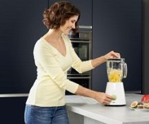  Момиче в кухнята с миксер