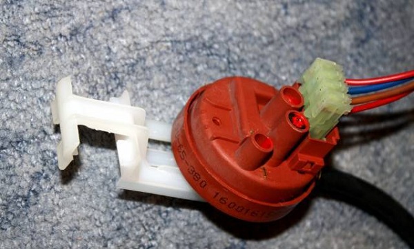  Детайл: превключвател за налягане