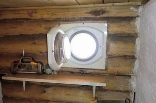  Прозорец в дървена рамка