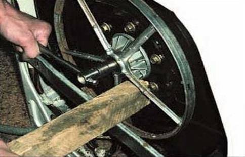  Развийте болта на ролката