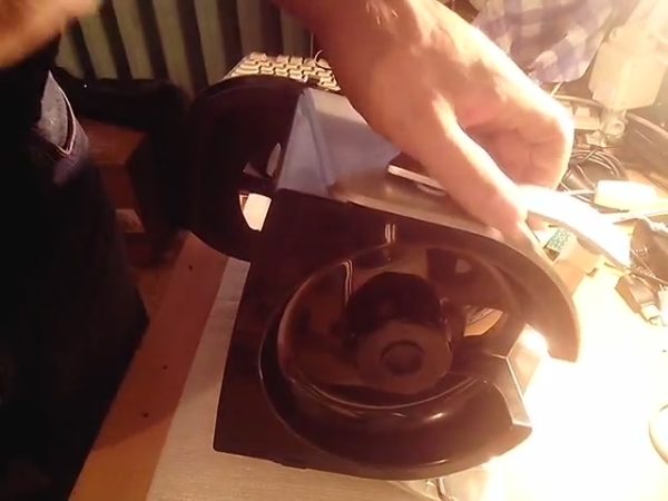  Премахване на кабелния диск от вала на двигателя