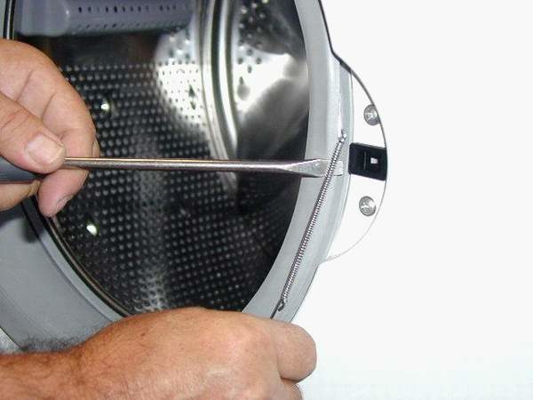  Развийте болтовете, които осигуряват заключването на люка