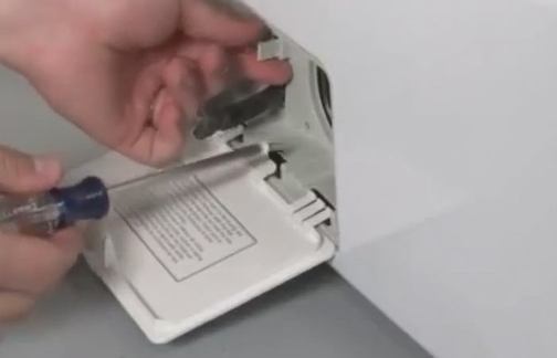  Развийте винта, закрепващ капака