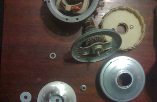  Мотора на прахосмукачката е разглобен