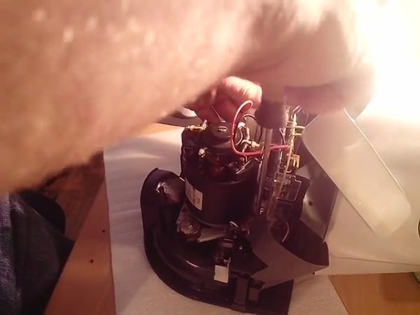  Развийте винтовете, закрепващи корпуса на блока на двигателя