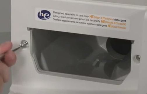  Разхлабете винтовете на контролния панел