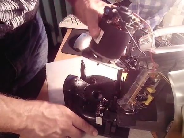  Премахване на контролния панел на двигателя