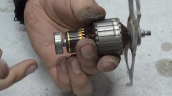  Закрепване на двигателя