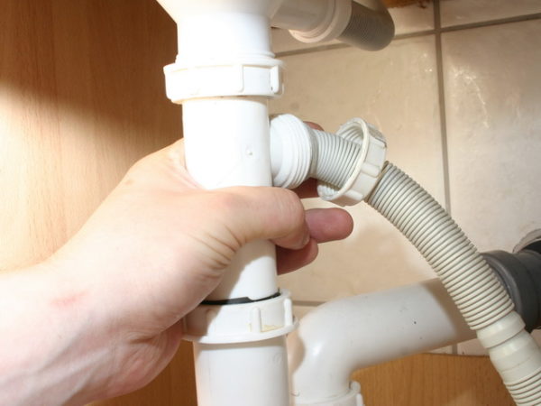  Почистване на дренажния маркуч