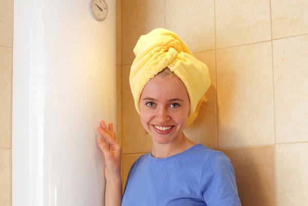 Момичето в близост до котела