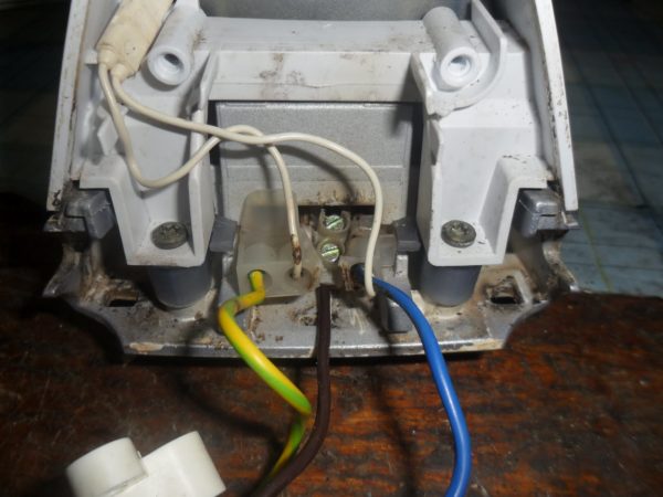  В ютията има повреден захранващ кабел