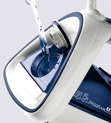  Изливане на вода в желязото