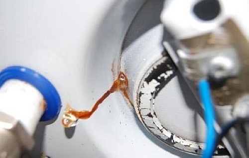  Нагревателят на вода изтича