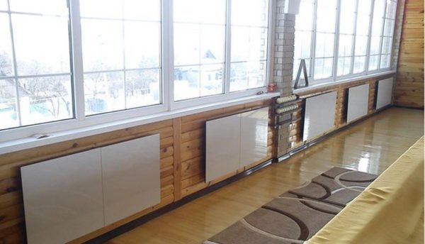 Керамични нагреватели, монтирани под прозорците