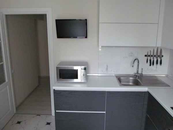  Телевизор с микровълнова печка