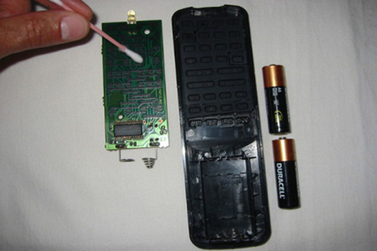  Почистване на устройството за дистанционно управление с памучен тампон