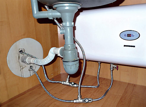  Натрупване на котел под мивката в кухнята