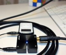  Свържете две двойки слушалки на един компютър