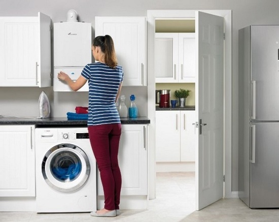  Момичето включва газовата колона