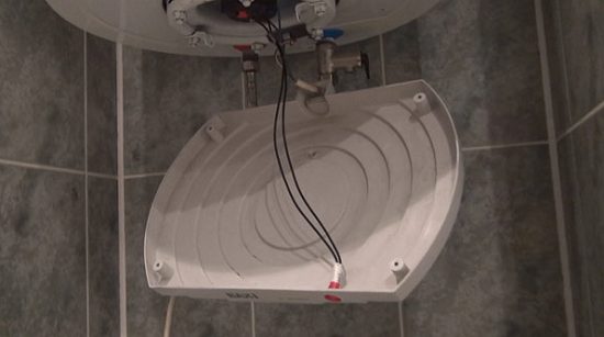  Долният капак е премахнат