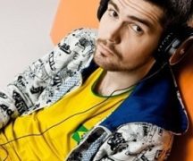  Гай със слушалки