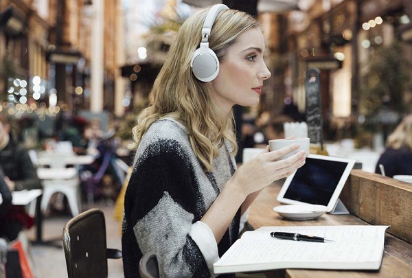 Момиче с бяла чаша в ръцете си