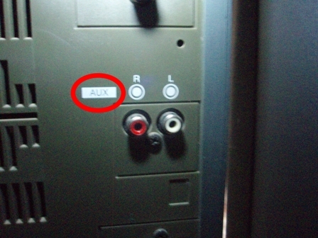  Изход AUX на панела на музикалния център