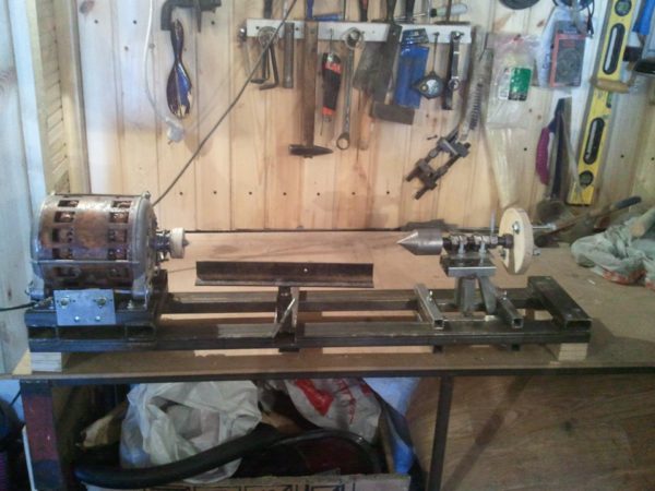  Струга върху дървесината от двигателя на пералната машина