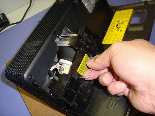  Премахване на лампата от проектора