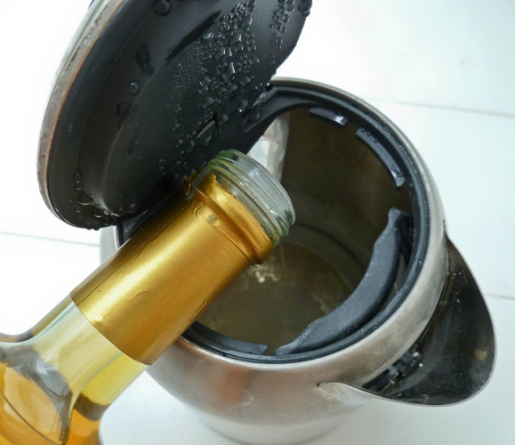  Изсипете оцет в чайника