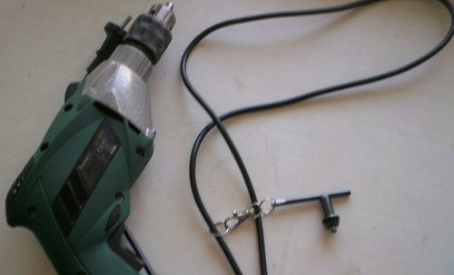  Ключът е свързан към кабела на устройството