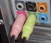  Свързване на слушалки към компютър