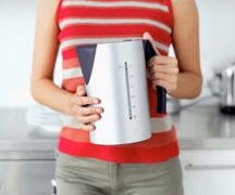  Момиче с чайник