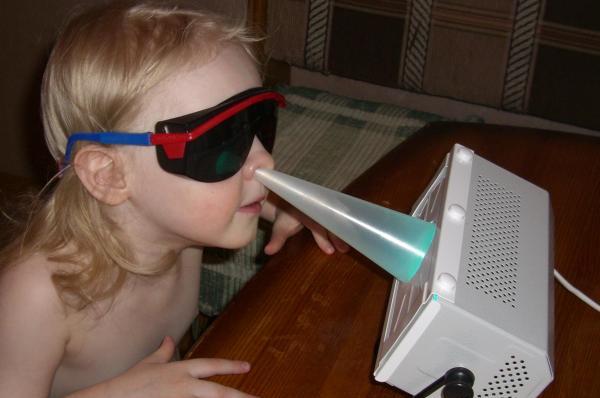  Детето се подлага на лечение с кварц