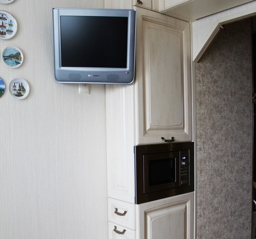  В близост до микровълнова печка и телевизор
